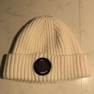 C.P COMPANY  - Använd 3 gånger inga fel eller skador säljer för det inte används 