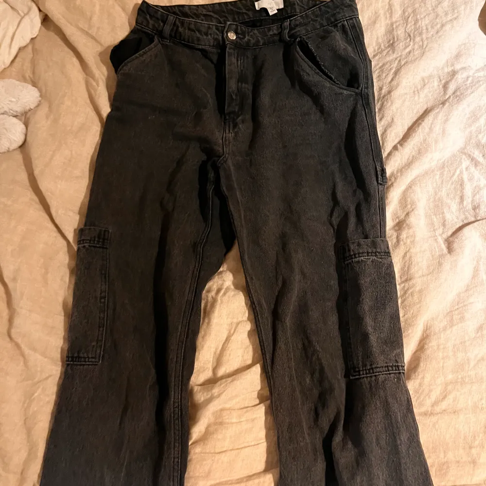 Svarta cargobyxor från H&M. Väl använda men är i fint skick.. Jeans & Byxor.