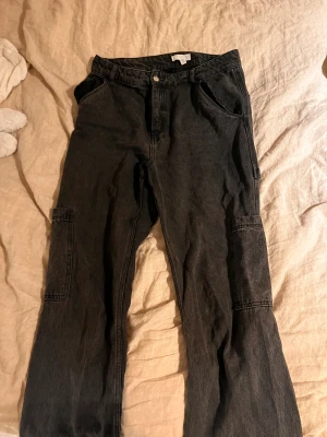 Svarta cargobyxor - Svarta cargobyxor från H&M. Väl använda men är i fint skick.