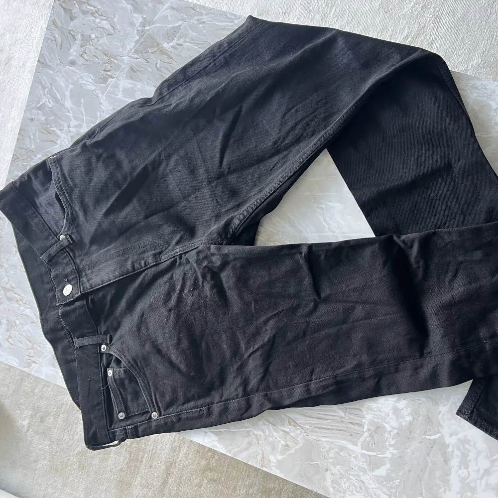 Svarta sundayjeans från Weekday, säljs pga liten storlek. Storlek 31/30. Jeans & Byxor.