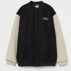 Baseball jacka - Supersnygg baseball jacka från hm. Använd några gånger endast så i superfint skick