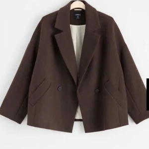 Lindex kappa - Brun slutsåld kappa från Lindex. Orginalpriset var 900kr. Säljer för 400kr. Helt oanvänd med prislappar kvar. Storlek M Köparen står för frakten<3