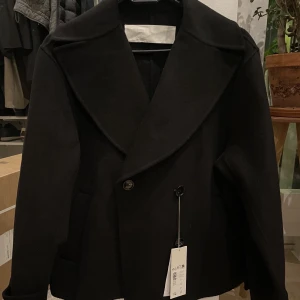 Arket kappa - Säljer denna helt nya, oanvända kappa från arket då jag köpte flera. Helt slutsåld på hemsidan! Köpt för 2600, säljer för 1550💘