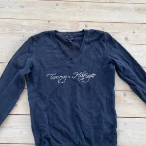 Tommy hilfiger rhinestone - Tommy hilfiger tröja med glitter på! Säljer för kommer inte till användning. Strl S/XS 80kr+frakt 
