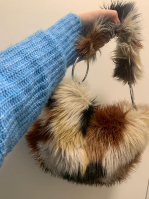 Fake Fur-väska monki  - Aldrig använt. 