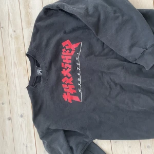 Thrasher hoodie - Thrasher hoodie köp här på Plick men säljer för den kommer inte till användning! Strl M bra skick. 80kr+ frakt
