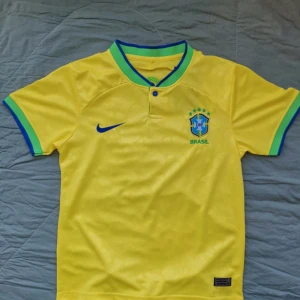 Brasilien VM kit (22/23) - Väldigt fin tröja. Den sitter perfekt i längden och bredden. Orgnial pris 1000kr