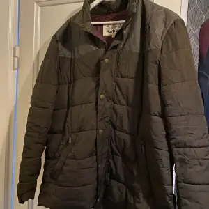 Höst/vinterjacka från Barbour som är använd endast en säsong. Fräscht skick, skön och mjuk passform. XL