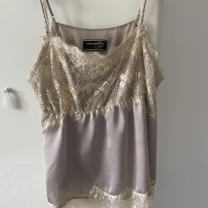 Ester Elenora linne - Jättefint silkeslinne med spetsdetaljer