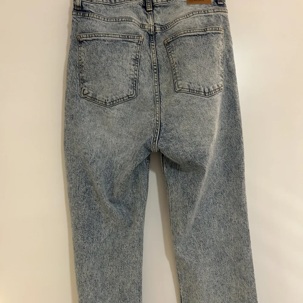 Seljer nästan helt nya jeans passar inte mig har haft på mig dom bara en gång original pris:500kr. Jeans & Byxor.
