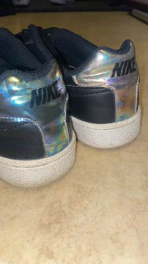 Nike skor  - Svarta nike skor med detalj baktill, bra skick