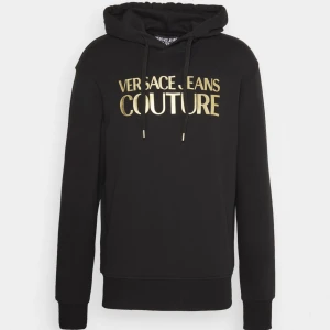 Versace Jeans Couture Hoodie - Säljer min Versace Jeans tjocktröja. Endast använd en gång och i nyskick. Nypris: 2500. Kvitto finns.