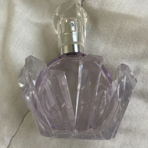 R.e.m parfymen - Luktar jättgott, har typ aldrig använd den Max typ 7 gånger, lila, bra kvalite, 30ml