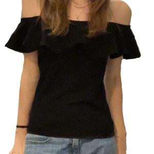 Svart off shoulder tröja  - Den är svart och kan användas som både off shoulder men även dom en vanlig tröja som inte har off  shoulder. Skrive vid flera frågor 💕