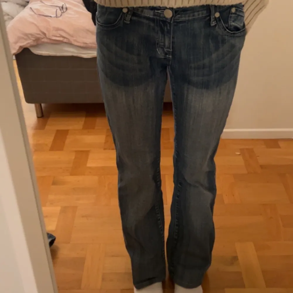 INTRESSEKOLL på mina lågmidjade Victoria Beckham jeans. Strl 29 men både sytt upp och in så passar perfekt en vanlig 36 och är väldigt stretchiga. Jag är 167 cm. Som oanvända. Skriv vad ni är villiga att betala. Fråga gärna för fler bilder eller mått!❤️. Jeans & Byxor.