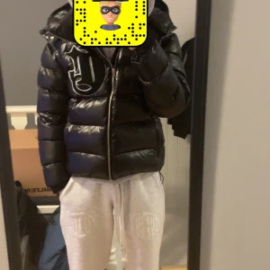 Corvidae Vinterjacka - Säljer nu min Corvidae jacka då jag inte riktigt tycker att det är min stil, jackan är använd max 10 gånger och är i nyskick. Det är en storlek XS men sitter som en S. 