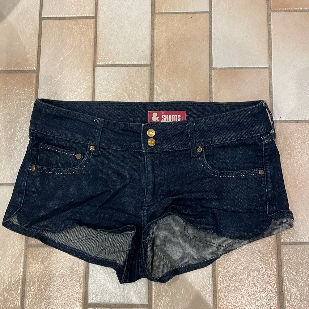 Mörkblåa jeans shorts! Midjemått  80cm, shortsens längd 23cm.. Shorts.