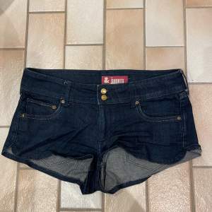 Mörkblåa jeans shorts! Midjemått  80cm, shortsens längd 23cm.