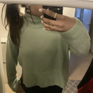 Arket stickad tröja  - Lägger upp igen!!!! En snygg stickad arket tröja som är perfekt inför hösten nu, (pris kan diskuteras vid snabb affär)💗💗