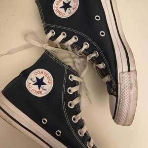 Converse - Jag säljer mina snygga mörkblåa converse då jag har växt ur de, jag har använt de ca 5 gånger och de är därför i fint skick 👟👟Ny pris är ungefär 700-800kr. Pris går att diskutera🥰