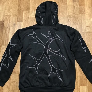 Y2K rhinestone zip hoodie - Säljer denna rhinestone zip hoodie för att den är för liten, den är endast provad och alltså i väldigt gott skick. Köparen står för frakten