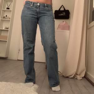 Super fina lågmidjade jeans som har varit en favorit men inte används alls längre.💗