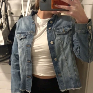 jeansjacka - Jacka från HM. Lite liten på mig då jag har lite bredare axlar. Frakt tillkommer✨