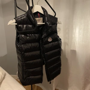 Moncler väst - Säljer min moncler väst då jag inte använt den på ett tag. Den är så gott som ny, inga defekter alls, köpte för kanske ett år sedan. Självklart ÄKTA!