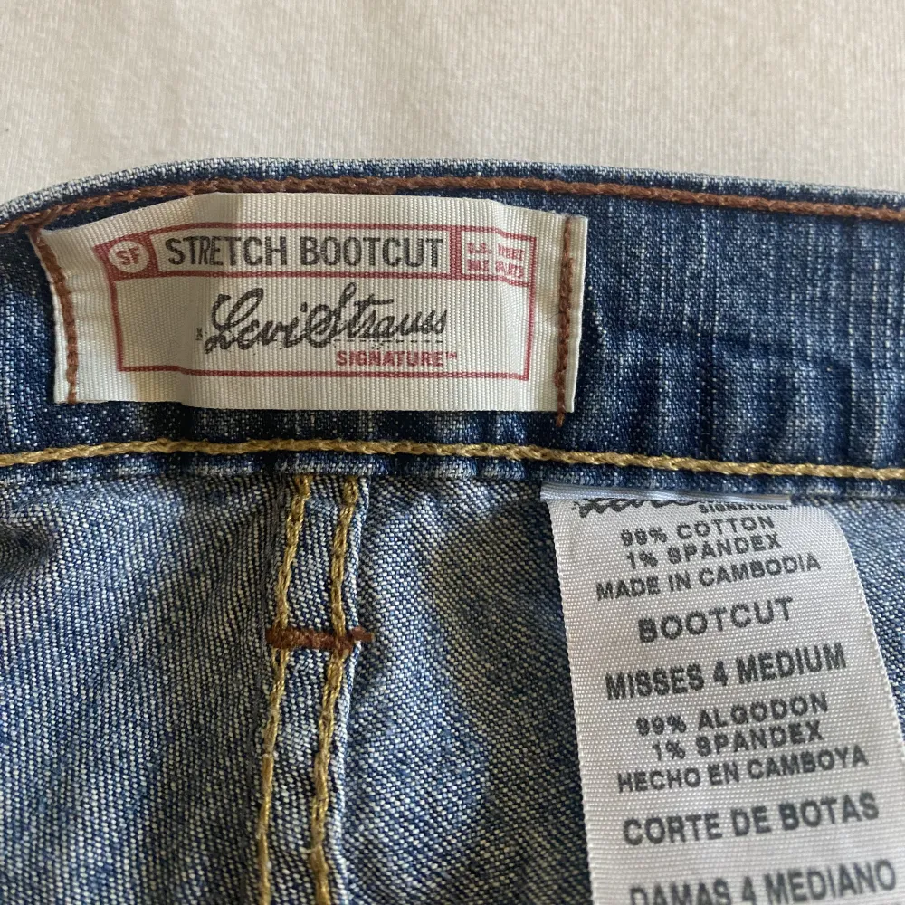 Super fina blå lågmidjade bootcut jeans från levi💕 säljer då de inte kommer till användning💕lite stora på mig så skulle säja dom passar 28/29💕. Jeans & Byxor.