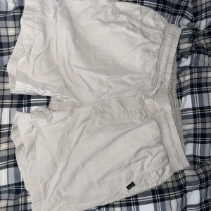 Linneshorts  - Ett par Linneshorts från Jack & Jones  Nypris 200kr Hör av er för mer bilder eller intresse 