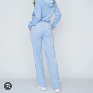 Juicy couture  - Säljer mitt ljusblåa juicy couture sett som knappt är använt så i ett superfint skick! Kan tänka mig att gå lägre i pris då jag inte vill ha den kvar💕💕