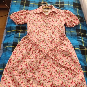 Fröken söt klännong  - Fröken söt klänning  Rosa /röd blommig  Resår i midjan  Storlek 2=L men passar även M