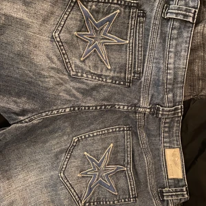 Jeans-straightleg modell - Dessa byxor köpte jag på Vinted men när jag fick dom så var de för stora för mig. Har altså aldrig använt dom men det finns lite slitage längst ner som man kan se på sissta bilden💕