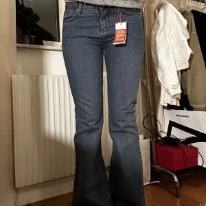 Superfina vintage jeans som är oanvända. De är i storlek W28 L32, midjemått är 37 cm och Innerbenslängd är 85cm. Passar mig bra i längd som är 173. Skriv privat om du har fler frågor🥰💗