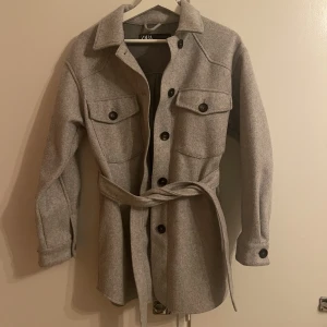 Grå zara kappa - En grå kappa ifrån zara❤️🍂☃️ Sparsamt använd och i gott skick! ❌LÄS BIO INNAN DU KONTAKTAR/KÖPER!❌
