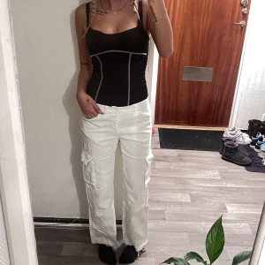 Vita cargo byxor - Säljer då de ej kommer till användning. Inga defekter. Inte direkt jeans material så sköna att ha på sig. I storlek xs/34