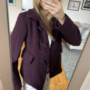 Vinröd kort kappa - Från MANGO storlek XS