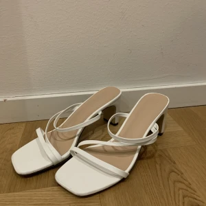 Klackar - Klackar utan rem bak på hälen. Använda ca 5 gånger. Något smutsiga undertill mot tån. 