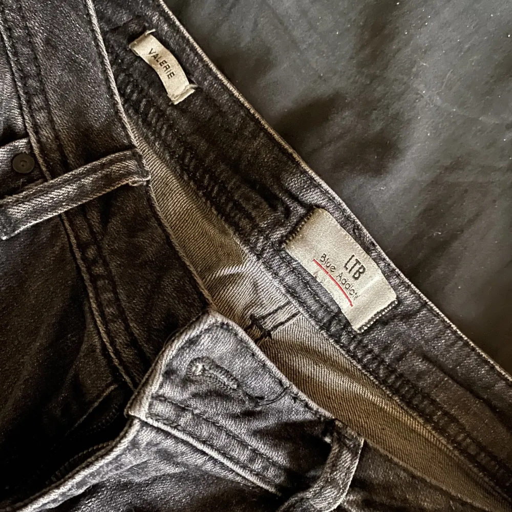 säljer dessa HELT slutsålda valerie bootcut jeans från LBT! säljer då dem är för små för mig! super fint skick, endast testade🤍nypris 800kr.  midja: 76cm. innerbenslängd: 73cm. Storlek 31/30 men passar S/M. lågmidjade. använd gärna köp nu! . Jeans & Byxor.