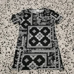 EN JÄTTE FIN T-SHIRT! - EN FIN T-SHIRT SOM PASSAR 7-8 ÅRINGAR.