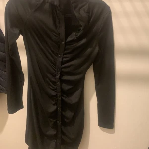 klänning - lång ärmad klänning, jätte fint sitter perfekt på, använd ett fåtal gånger bara. storlek M men passar S 