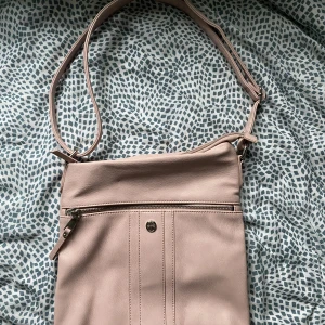 Väska från ulrikadesign  - Väska från ulrikadesign helt oanvänd, ser ut som ny. 