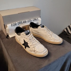 Golden Goose skor - Extremt feta golden goose ball-star! Skick 9/10, Box, dustbag samt kort ingår! Äkthetsbevis finns. Hör av dig vid minsta lilla fråga🙂