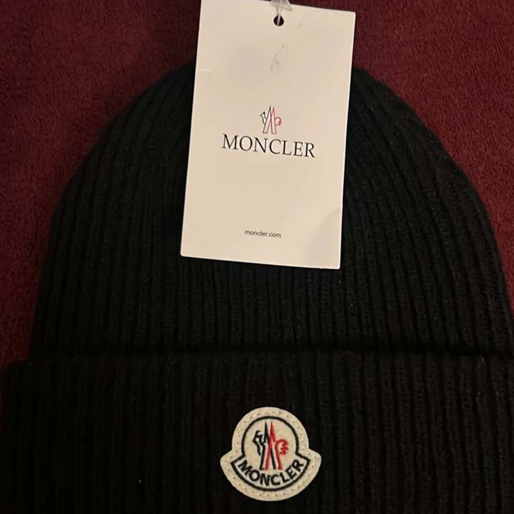 Moncler mössa till salu eftersom de it finns ngn användning av den. Övrigt.