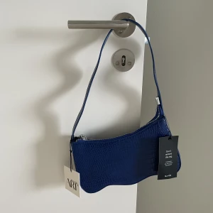 Handväska  - Oanvänd väska från NA-KD, lappar kvar. 