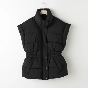 Väst från Gina Tricot  - Säljer nu min jättefina väst som passar jättebra nu till höst/vinter då den är tjockare än en vanlig väst!! säljer då jag redan har liknande😇 Helt slutsåld på hemsidan!! Pris kan diskuteras vid snabb affär! Nyskick då den är använd fåtal gånger