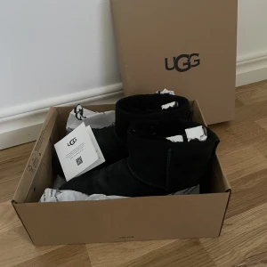 UGGs  - Svarta UGGs i storlek 38. Använda en säsong och materialet har lite små defekter som snö och vatten skador💗De är äkta och pris kan diskuteras vid snabb affär!