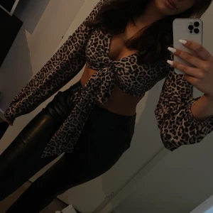 Leopard topp - Snygg festtopp, helt oanvänd endast testad. Storlek M, men man knyter den själv. 100kr