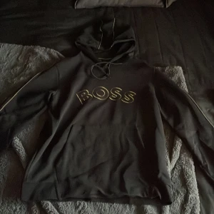 Hugo boss hoddie St Large  - Säljer nu min Hugo boss hoddie. Den har inga hål osv, Säljer för den har blivit för stor. Nypris cirka 1900, köpt vid julas 2022