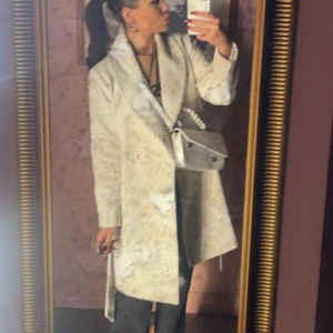 Beige kappa - Superfin och varm beige kappa i storlek S! Får inte användning av denna så endast använd 3 gånger max, 180kr🫶🏽färgen är som bild 2.